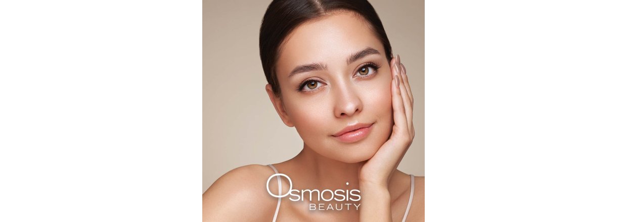 Kvinde med sund, str�lende hud &ndash; Osmosis holistisk hudpleje