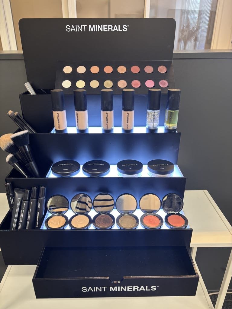 Saint Minerals stort Makeupdisplay med LED lys