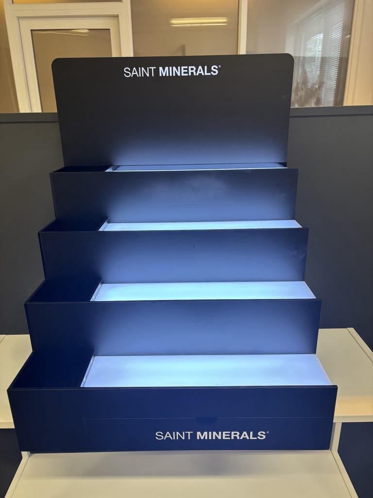 Saint Minerals stort Makeupdisplay med LED lys